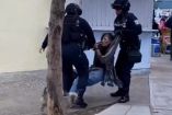 Policías municipales de Oaxaca fueron exhibidos en video arrastrando a una mujer en el centro histórico.