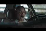 Mujer al volante grita aterrorizada dentro de un automóvil, en una escena de tensión del thriller psicológico ¡Ayuda! de Sam Raimi, que explora el miedo, el poder y la transformación femenina.