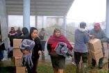 Habitantes de la zona serrana de México recibiendo cobertores para aminorar el frente frío 32.