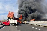 Un tractocamión se incendió tras una carambola en la autopista Querétaro–San Luis Potosí.