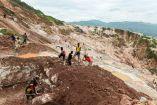 Mineros artesanales excavan una mina de coltán en Rubaya, en la provincia de Kivu del Norte, este del Congo, una zona montañosa y de alto riesgo controlada por el grupo rebelde M23, donde la extracción se realiza sin medidas básicas de seguridad.