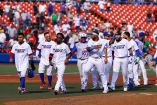 Puerto Rico festeja en el terreno tras darle la vuelta al juego en el noveno inning ante México Verde.