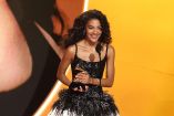 Olivia Dean recibiendo su grammy a Mejor Artista Nuevo