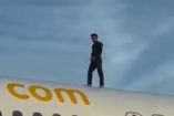 Hombre se sube al techo de un avión y retrasa dos horas un vuelo a Ámsterdam