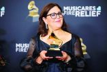 Gabriela Ortiz, ganadora del premio Grammy a la Mejor Composición Clásica Contemporánea, posa con su galardón.