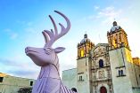 Esta muestra, que reúne 15 esculturas en gran formato, busca reconectar a la ciudad de Oaxaca con sus materiales y oficios.