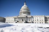 Se ve nieve cerca del Capitolio de los Estados Unidos en Washington, DC, el 2 de febrero de 2026.