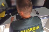 Imagen de un agente de la Guardia Civil en una dependencia policial de Sevilla durante una actuación relacionada con la detención de una persona por difundir discursos de odio contra las mujeres en redes sociales.