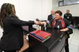 Ernestina Godoy Ramos estrecha la mano de una integrante del personal de la FGR durante su visita a la subsede de Ensenada, en un recorrido institucional por Baja California para reconocer su labor.