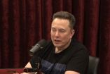 Elon Musk sentado ante un micrófono durante su participación en el pódcast Joe Rogan Experience, en un estudio con fondo oscuro, en una imagen de archivo difundida por el programa.