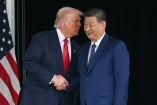 El presidente de Estados Unidos, Donald Trump (izq.), saludó a su homólogo chino, Xi Jinping, tras su encuentro en la Base Aérea de Gimhae, ubicada junto al Aeropuerto Internacional de Gimhae en Busan, el 30 de octubre de 2025.