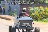 Un joven paseó en un auto con forma de ataúd en México, generando un video viral lleno de humor negro en redes sociales.