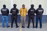 Hombre detenido por Fuerza Civil en Monterrey, Nuevo León, escoltado por agentes estatales tras ser asegurado con más de 200 dosis de droga y municiones, durante un operativo de seguridad.