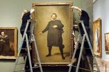Trabajadores del Museo del Prado desmontando el lienzo Pablo de Valladolid.