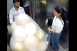 Dos personas dentro de un ascensor en Mumbai observan una gran cantidad de globos que estallan repentinamente, generando una explosión y una nube de gas en un espacio cerrado, según un video de seguridad.