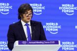 El presidente argentino Javier Milei habla desde el atril durante el Foro Económico Mundial en Davos 2026, con fondo azul del evento, en una presentación ante líderes políticos y empresariales internacionales.