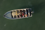Vista aérea de un bote con pescadores y redes de enmalle en el Alto Golfo de California, zona crítica para la protección de la vaquita marina.