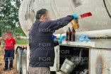 Personal de la FGR revisa combustible de procedencia ilícita en Tabasco.