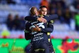 Salomón Rondón celebra su gol en Liga Mx ante FC Juárez; uniforme en honor a Miguel Calero.