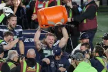 Los jugadores de Seattle vaciaron la bebida rehidratante en su coach.