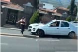 La mujer corrió hacia un auto, que la atropelló.