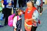 En Guadalajara, una madre le acomoda el cubrebocas a su hija previo a la escuela.