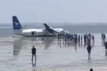 Un avión con 55 personas se estrelló en una playa de Mogadiscio, Somalia, tras una falla mecánica; todos fueron evacuados sin víctimas fatales.