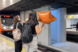 Pide Metro evitar caída de globos metálicos a las vías