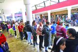 TOLUCA, ESTADO DE MÉXICO, 11FEBRERO2026.-  Largas filas se registran en el punto de vacunación instalado en la Concha Acústica en los Portales de Toluca, la mayoría de la gente está buscando vacunarse contra el Sarampión, este punto funcionará toda la semana hasta el 15 de febrero. FOTO: CRISANTA ESPINOSA AGUILAR/CUARTOSCURO.COM