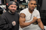 Joshua acudió a Fulham Tattoo a tatuarse el nombre de sus dos amigas