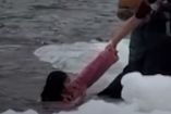 Turistas rescataron a una madre y su hija que cayeron a un río congelado en Xinjiang, China; ambas sobrevivieron pese al frío extremo.