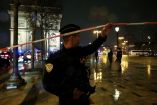 Un hombre armado con cuchillo intentó atacar a un gendarme en el Arco del Triunfo de París; fue reducido y trasladado en estado crítico.