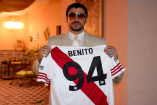 Bad Bunny presume la playera 94 que le regaló River Plate durante su gira en Argentina.