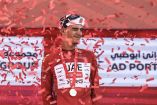 Isaac del Toro celebra su primer triunfo en la temporada 2026, misma que lo acredita omo el líder de la Clasificación General.