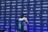 Christian Ebere en su presentación oficial con el Cruz Azul.