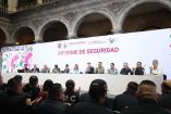 Clara Brugada presenta el Informe de Seguridad en un acto oficial en la Ciudad de México, acompañada por autoridades de seguridad y justicia, ante policías y funcionarios en un recinto histórico.