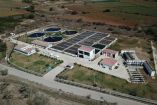 Vista aérea de la PTAR de Bahía de Banderas, Nayarit, con tanques circulares y rectangulares de tratamiento, edificios operativos y áreas verdes, infraestructura que procesa aguas residuales para proteger el entorno costero.