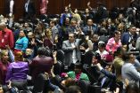 Legisladores levantan la mano durante una votación económica en la sesión ordinaria de la Cámara de Diputados en Ciudad de México, el 17 de febrero de 2026, en una jornada de aprobación de dictámenes por consenso.