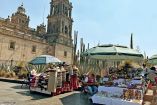 Comerciantes ambulantes en la plancha de Zócalo de la CDMX.