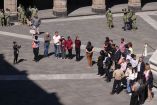 La jefa del Ejecutivo bajó al Patio Central de Palacio Nacional, denominada como zona segura, cerca de su despacho.