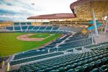 Panorámica interior del Estadio Fernando Valenzuela en Hermosillo, con gradas verdes, campo de béisbol y estructura moderna inspirada en el desierto sonorense, sede de los Naranjeros y motor deportivo y económico regional.