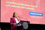 Ariadna Montiel, secretaria de Bienestar, ofrece una conferencia en el auditorio de la Universidad de Monterrey; detrás se proyecta el título “La política de Bienestar de la 4T y la reducción de la pobreza”.
