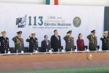 Durante el evento, el gobernador Alejandro Armenta estuvo atento a la explicación sobre la renovación del Ejército Mexicano y sus distintas misiones institucionales.