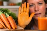 ¿Comer demasiadas zanahorias puede teñirte la piel de naranja (Carotenemia)?
