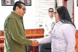 Integrantes del poder ejecutivo en Veracruz dándose la mano.