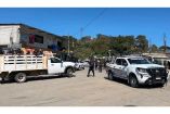 Policías quitando bloqueo del FNLS en Ocosingo, Chiapas.