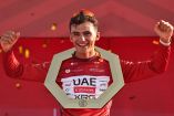 Isaac del Toro celebra el título del UAE Tour 2026 tras una semana de dominio táctico y control del maillot rojo con el UAE Team Emirates XRG.
