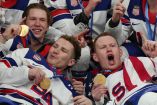 Jugadores de Estados Unidos celebran la medalla de oro durante la ceremonia de premiación en los Juegos Olímpicos de Milán-Cortina 2026.