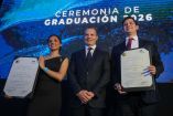 Entrega de la Beca a la Excelencia Académica Olegario Vázquez Raña en la Ceremonia de Graduación 2026 de Hospital Ángeles Health System, donde autoridades y médicos especialistas posan con los reconocimientos en el escenario.