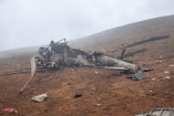 Restos calcinados y dispersos de un helicóptero militar Mi-17 sobre terreno árido en el sur de Perú, tras el accidente en Chala, Arequipa, donde murieron 15 personas y un perro fue hallado con vida.